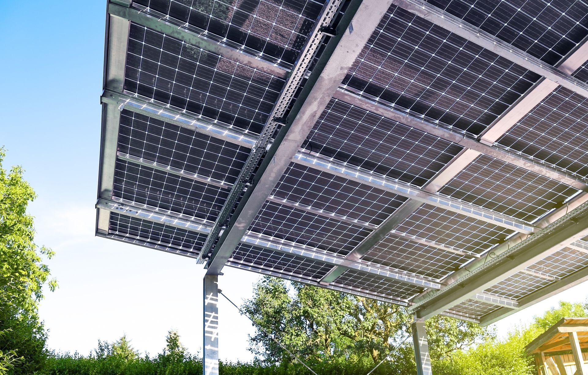 Le dessous d'un carport photovoltaïque 