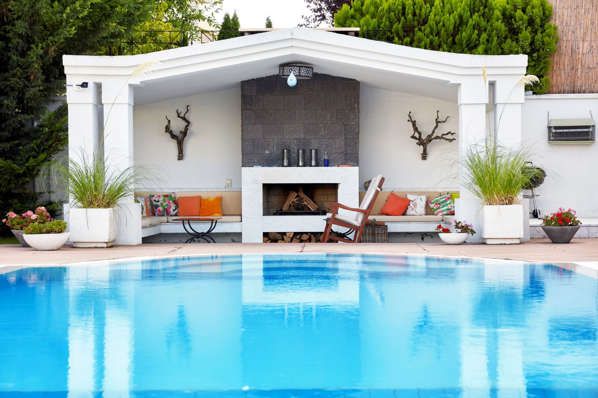 Un pool house à côté de la piscine