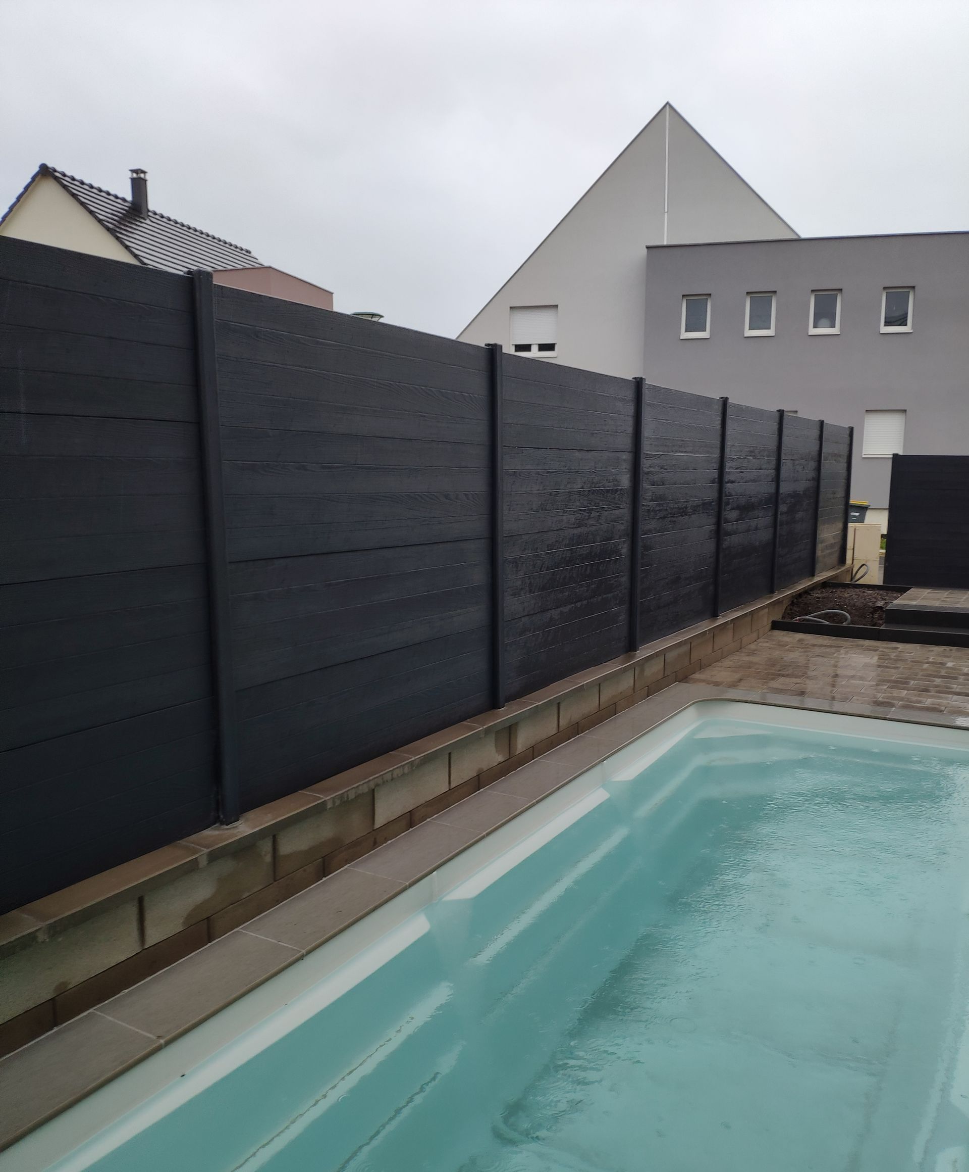 Une clôture en béton