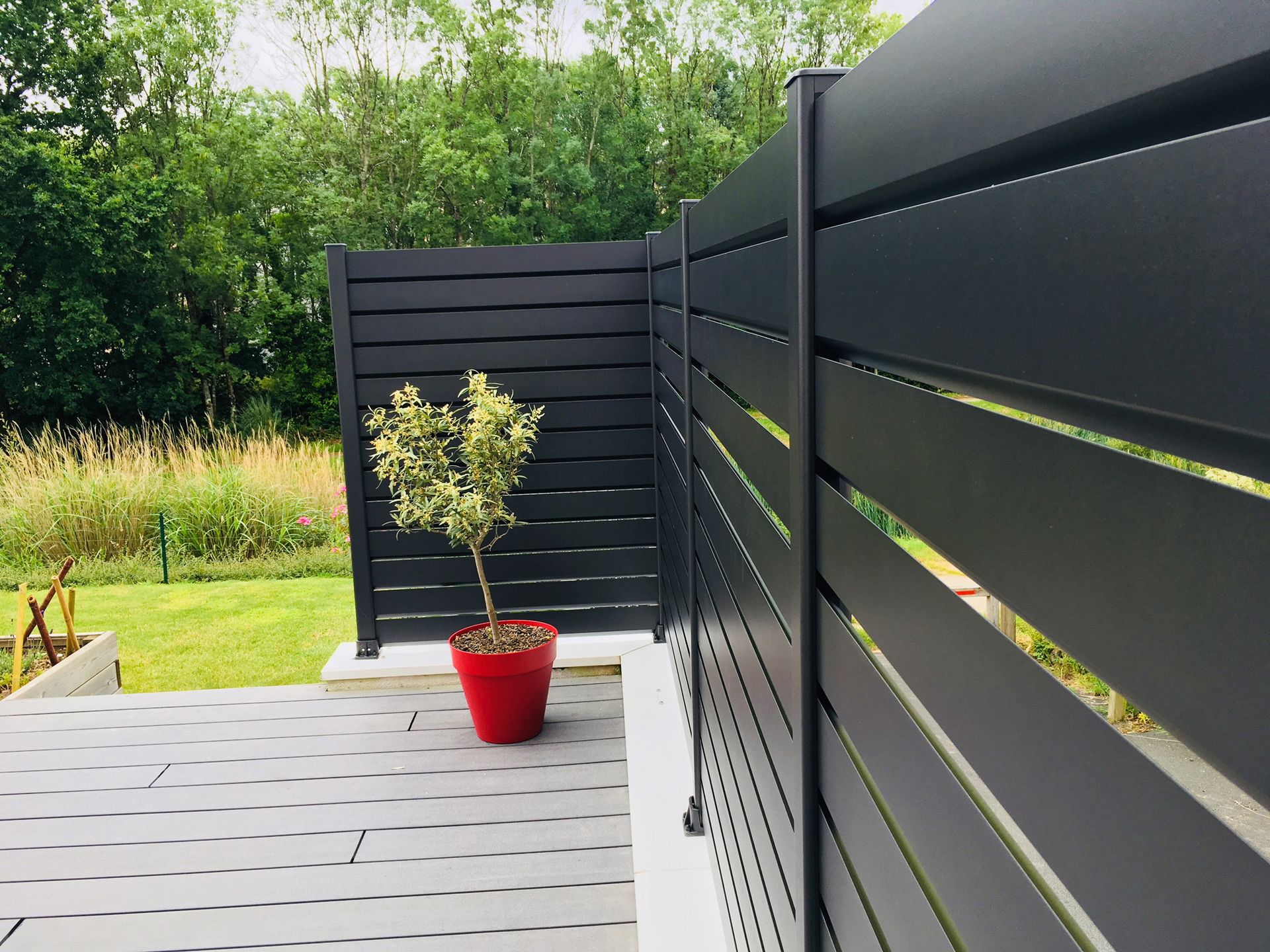 Une clôture pleine en aluminium