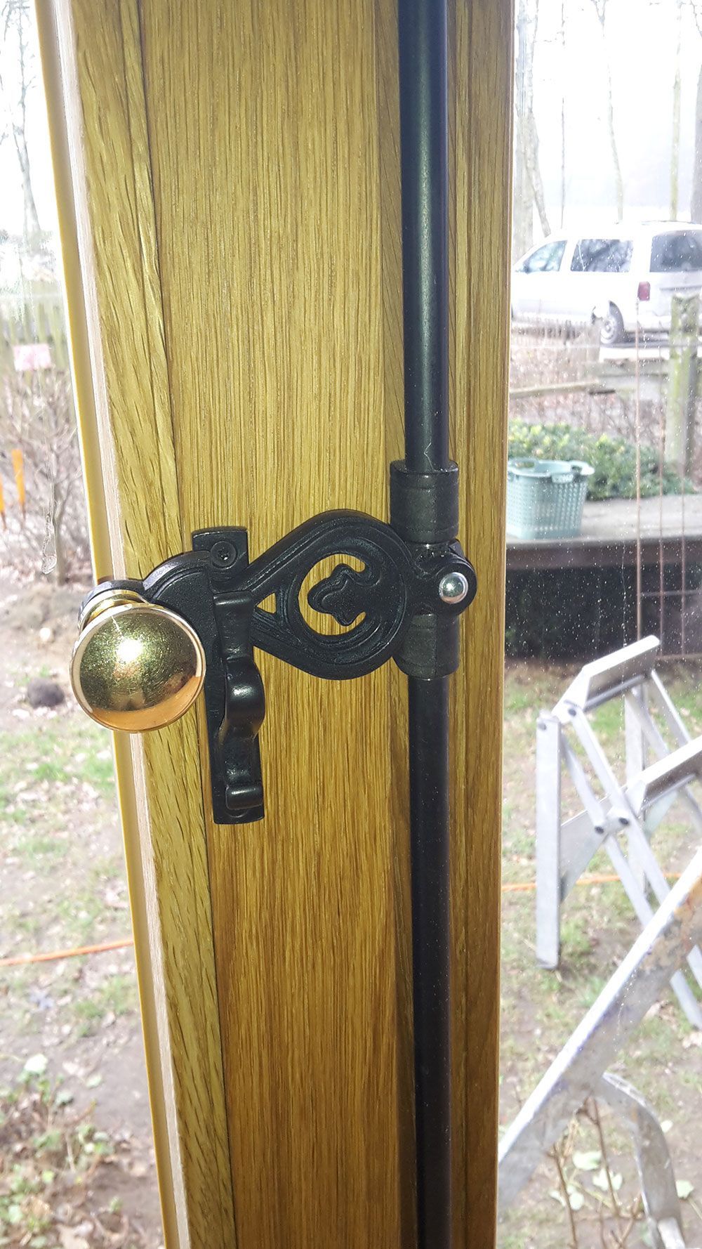 Eine Nahaufnahme eines Türriegels an einer Holztür.