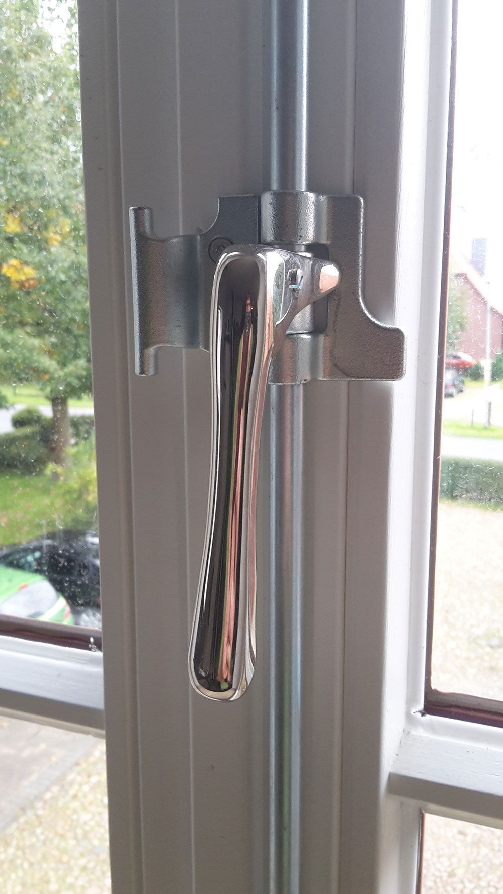 Eine Nahaufnahme eines Metallgriffs an einem Fenster.