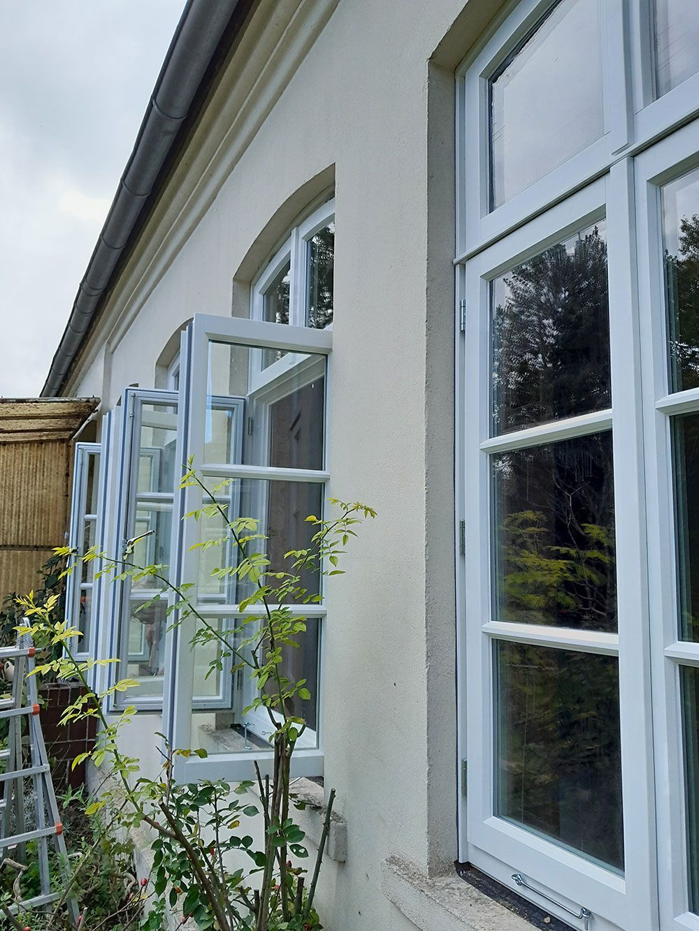 Ein weißes Gebäude mit vielen Fenstern