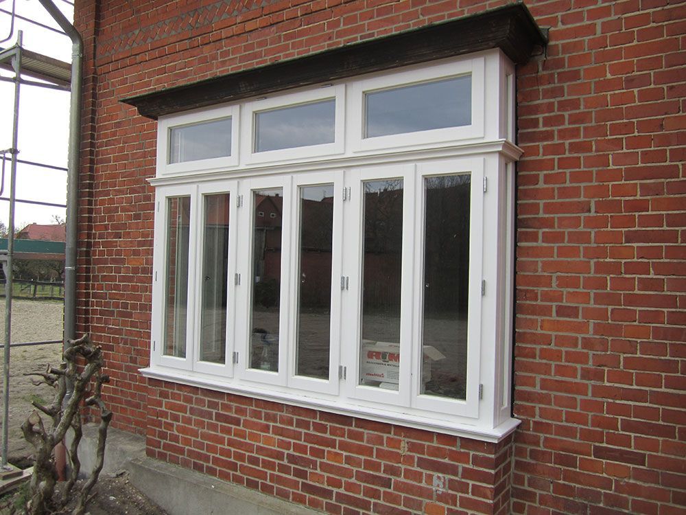 Ein großes Fenster an der Seite eines Backsteingebäudes