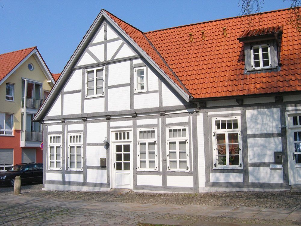 Ein weißes Haus mit einem roten Ziegeldach