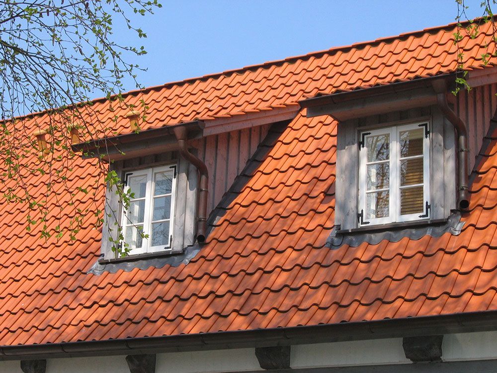 Ein rotes Ziegeldach mit zwei Fenstern