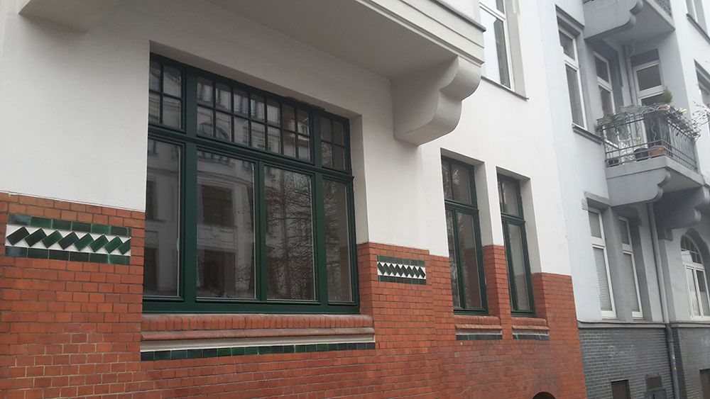 Ein Backsteingebäude mit einem Balkon an der Seite.