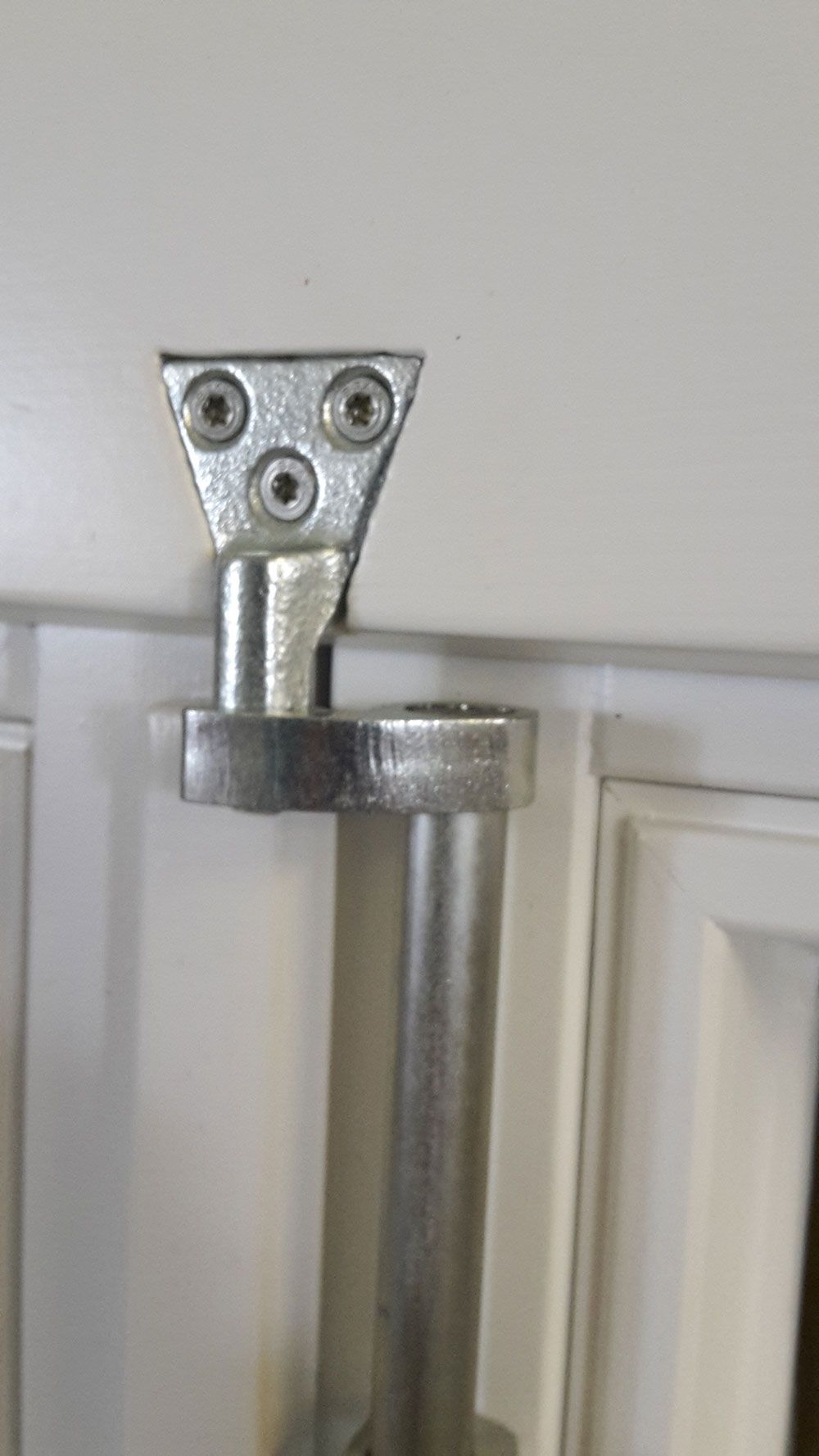 Eine Nahaufnahme eines Metallgegenstands an einer weißen Wand.