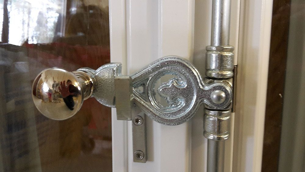 Eine Nahaufnahme einer Tür mit einem Metallgriff.