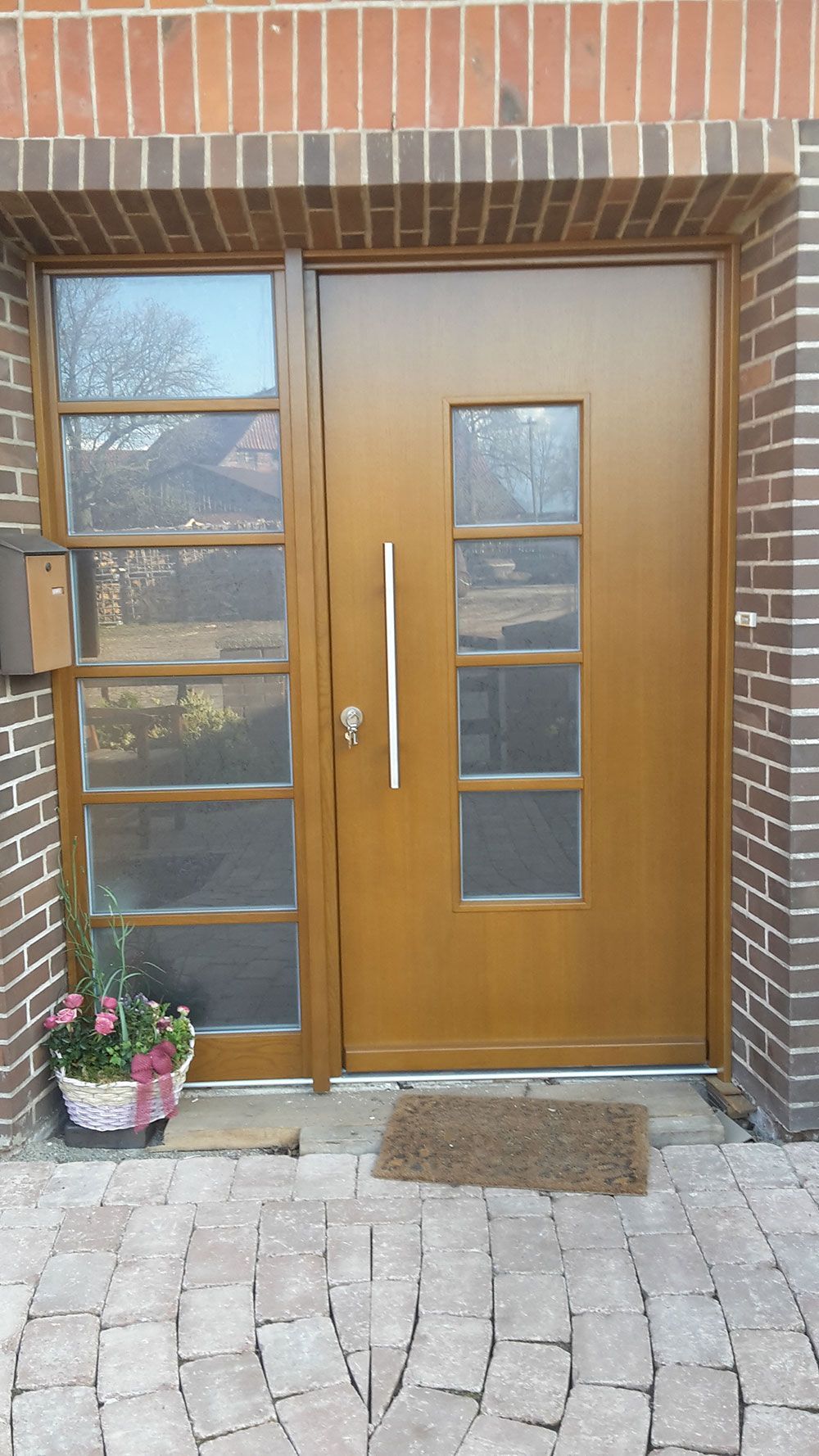 Eine Holztür ist vor einem Backsteingebäude