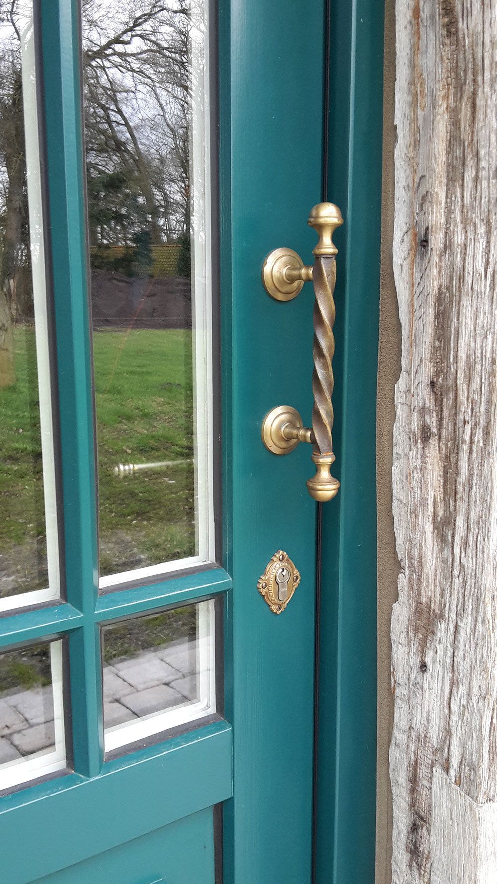 Eine Nahaufnahme einer blauen Tür mit einem Messinggriff.
