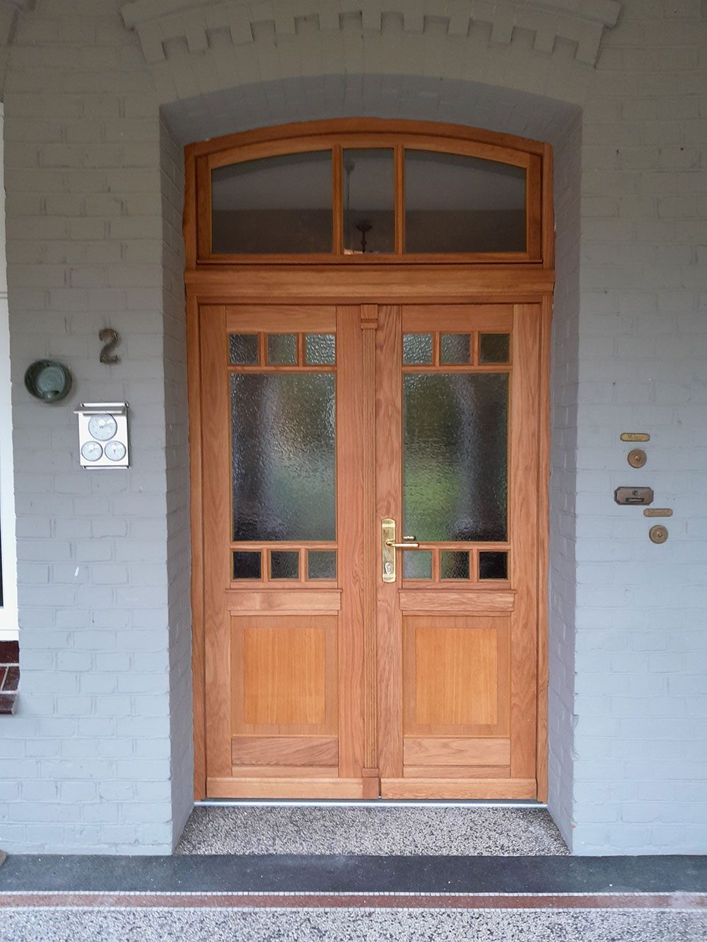 Eine Tür mit der Nummer 2 darauf