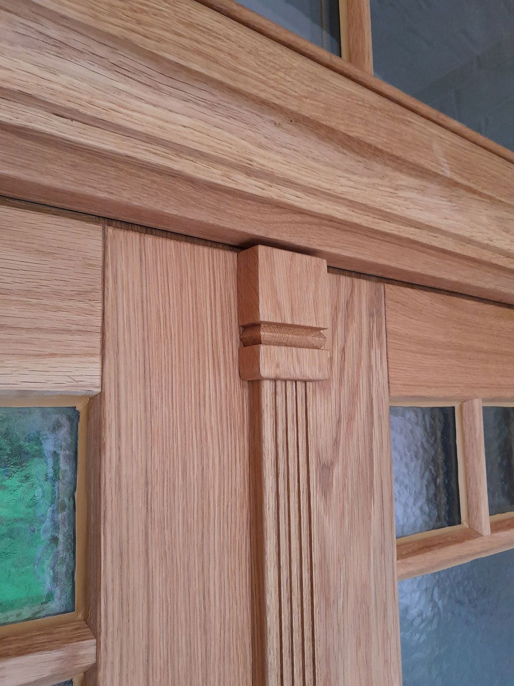 Eine Nahaufnahme einer Holztür mit Buntglasfenstern.