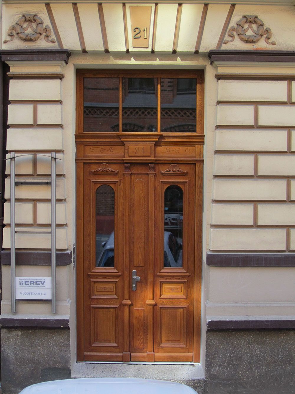 Eine Holztür mit der Nummer 2 darauf