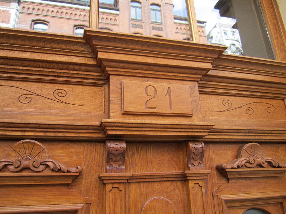 Eine Holztür mit der Nummer 21 darauf