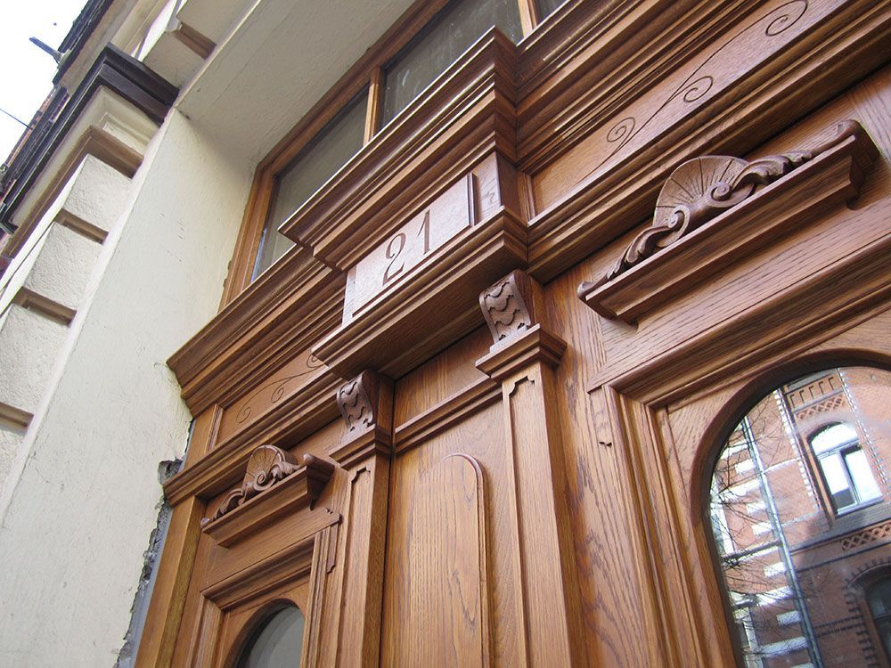 Eine Holztür mit der Nummer 21 darauf