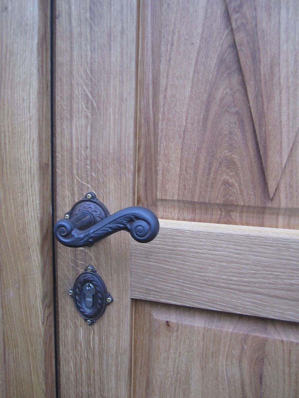 Eine Nahaufnahme eines Türgriffs an einer Holztür.