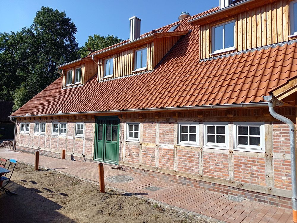 Ein großes Backsteingebäude mit einem roten Ziegeldach