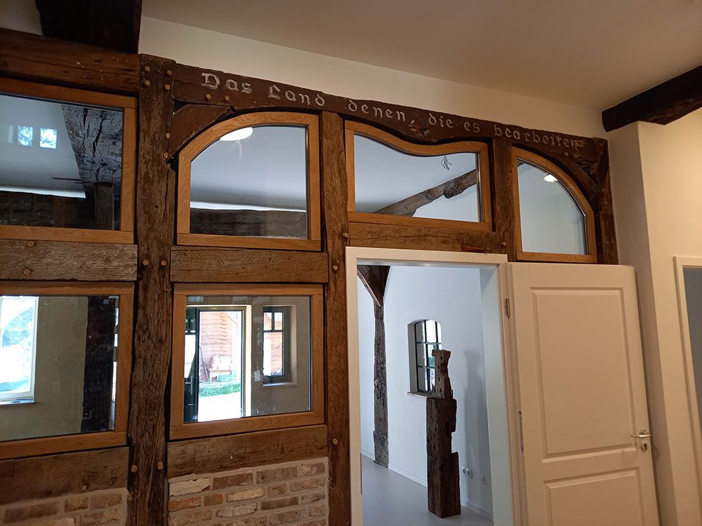 Ein Raum mit vielen Fenstern und einer Tür