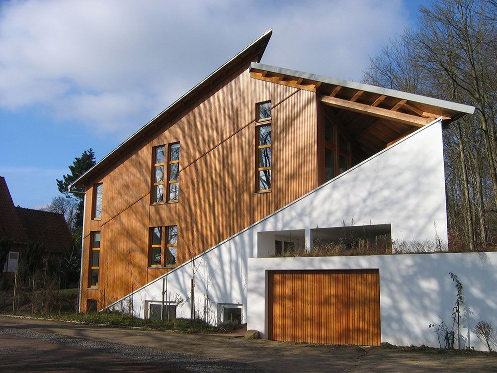 Ein Haus mit Holzfassade und weißen Wänden