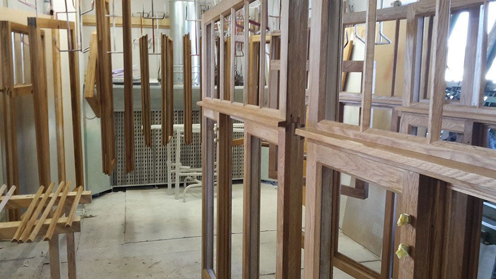 Ein Raum voller Holzrahmen.