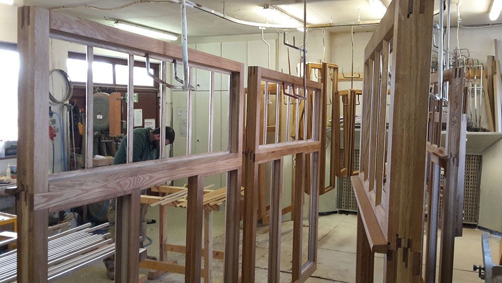 Ein Raum mit vielen Holzrahmen darin