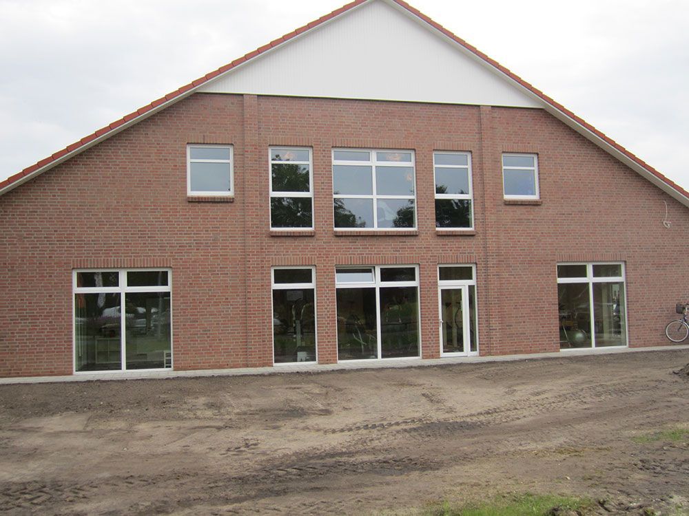 Ein großes Backsteingebäude mit vielen Fenstern