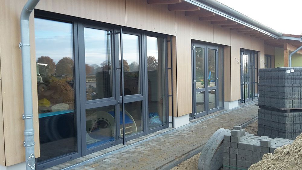 Es entsteht ein Gebäude mit vielen Fenstern