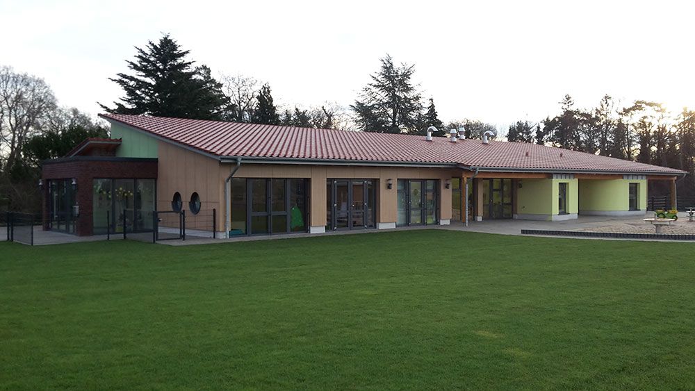 Ein großes Haus mit einer großen Wiese davor