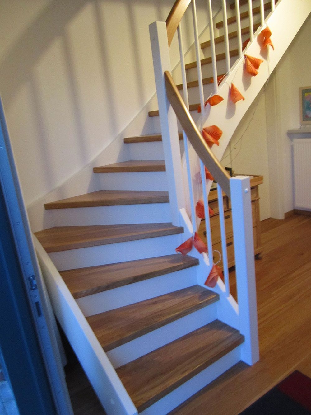 Eine Treppe mit Holzstufen und einem weißen Geländer