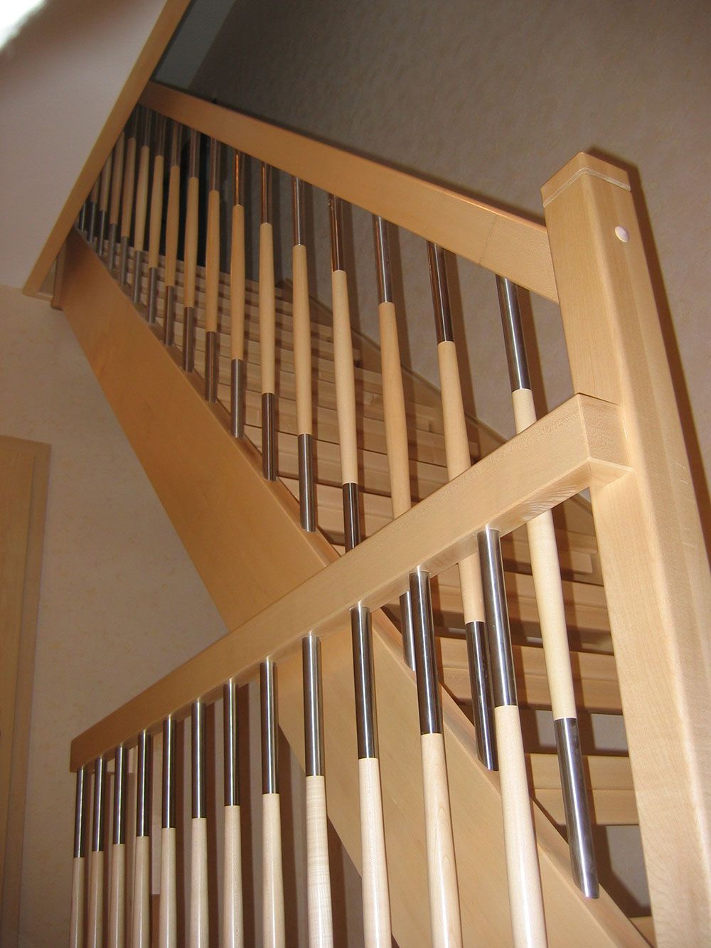 Eine Holztreppe mit Edelstahlgeländer