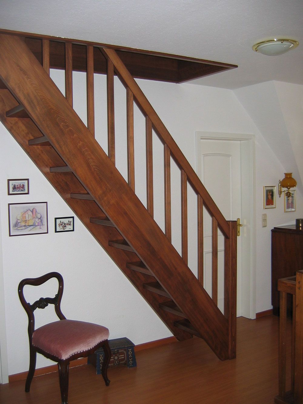 Eine Holztreppe mit einem Stuhl darunter