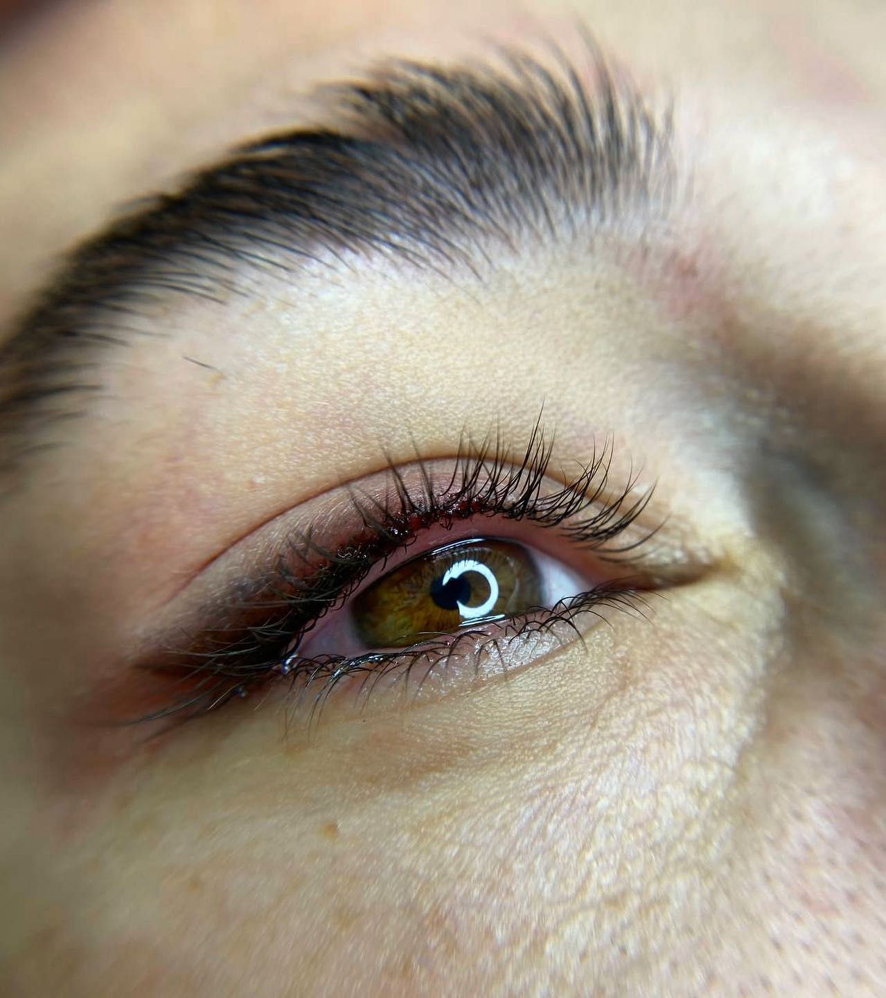 Un primer plano del ojo de una mujer con pestañas largas.