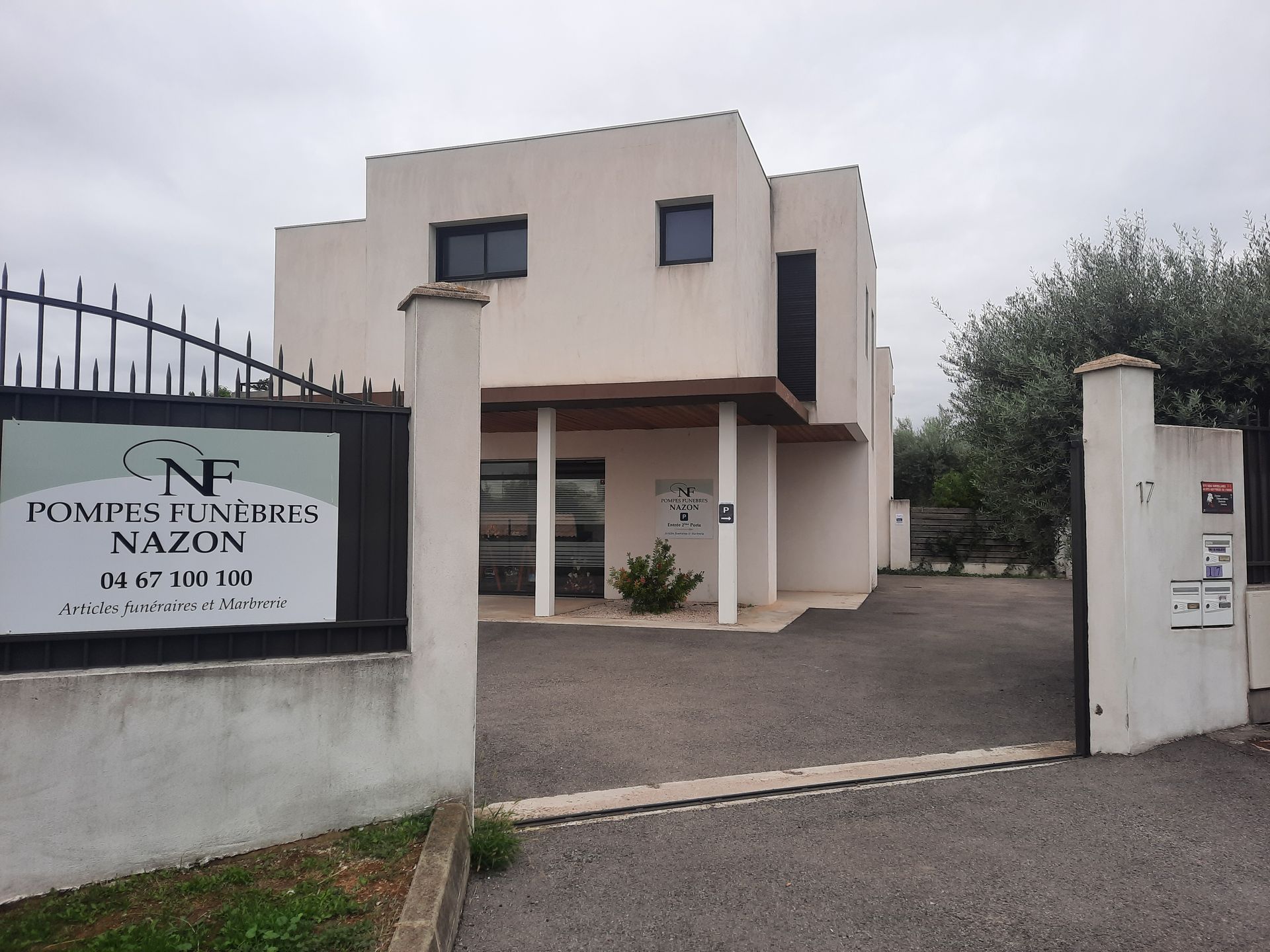 Établissement des pompes funèbres à Juvignac