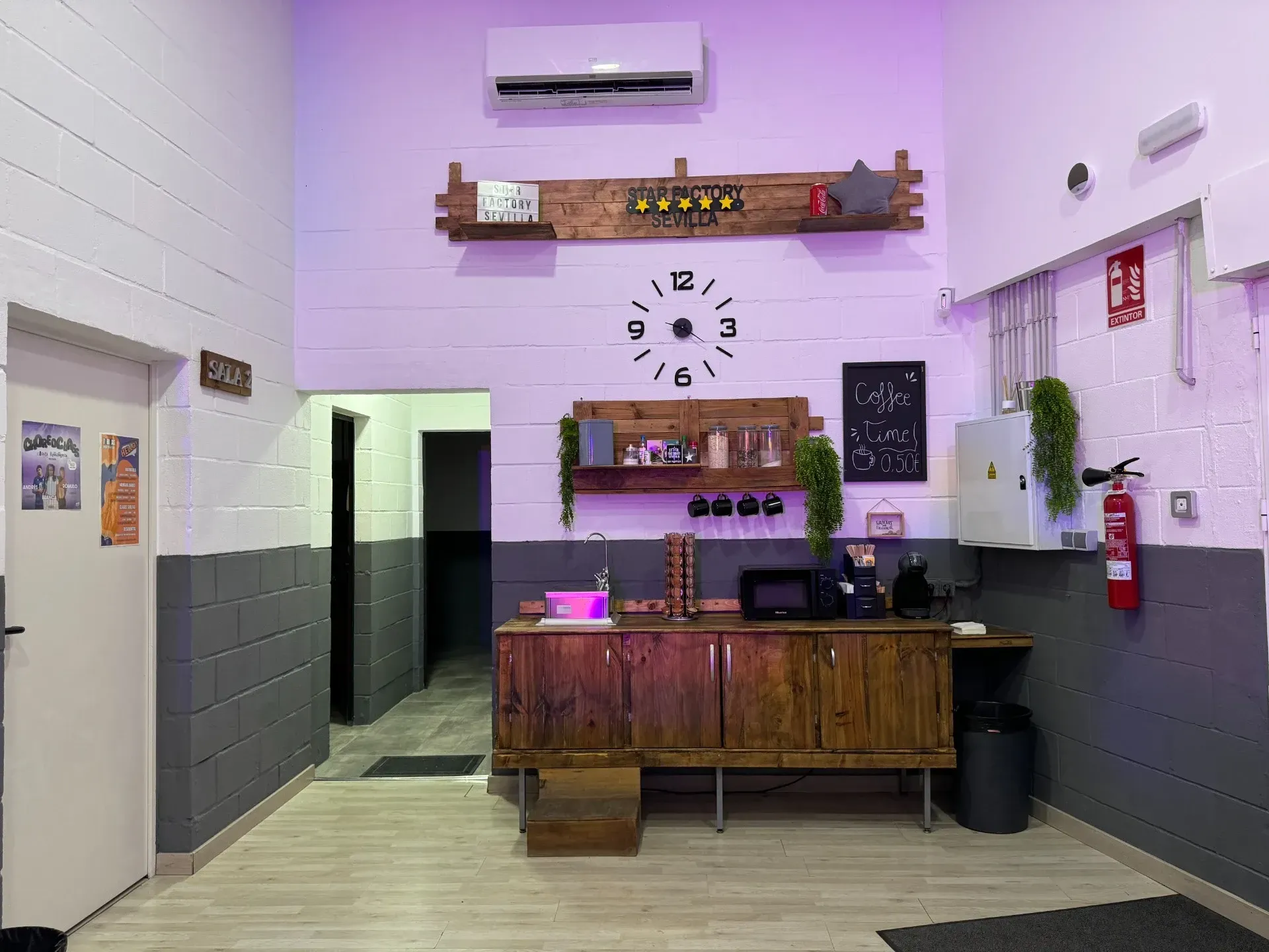 Una habitación con un mostrador de madera y un reloj en la pared.