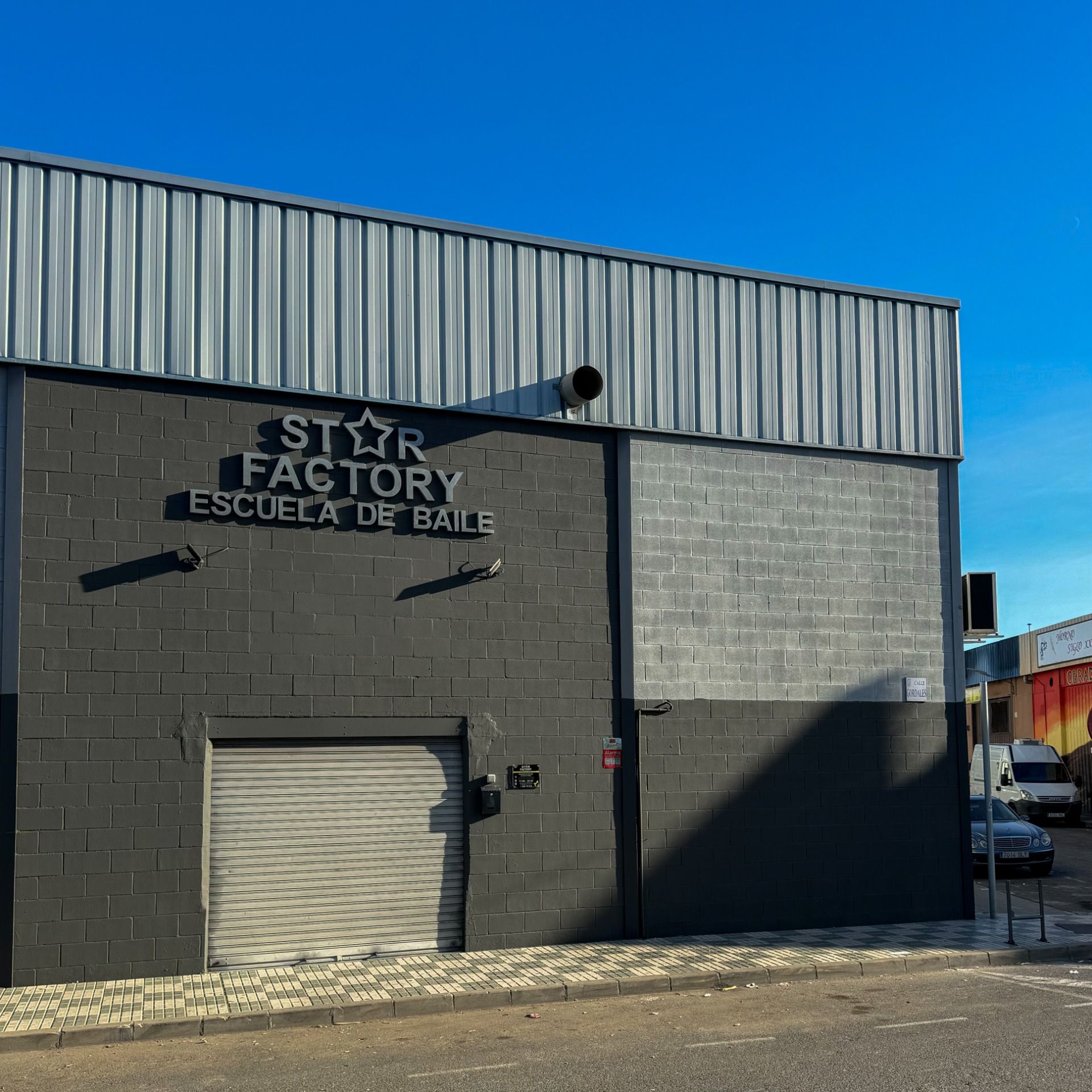 Un edificio con un cartel que dice Star Factory Escuela de Baile.