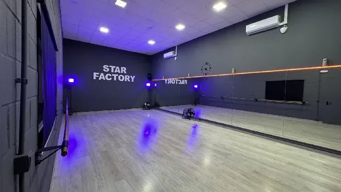 Un gran estudio de baile vacío con muchos espejos.