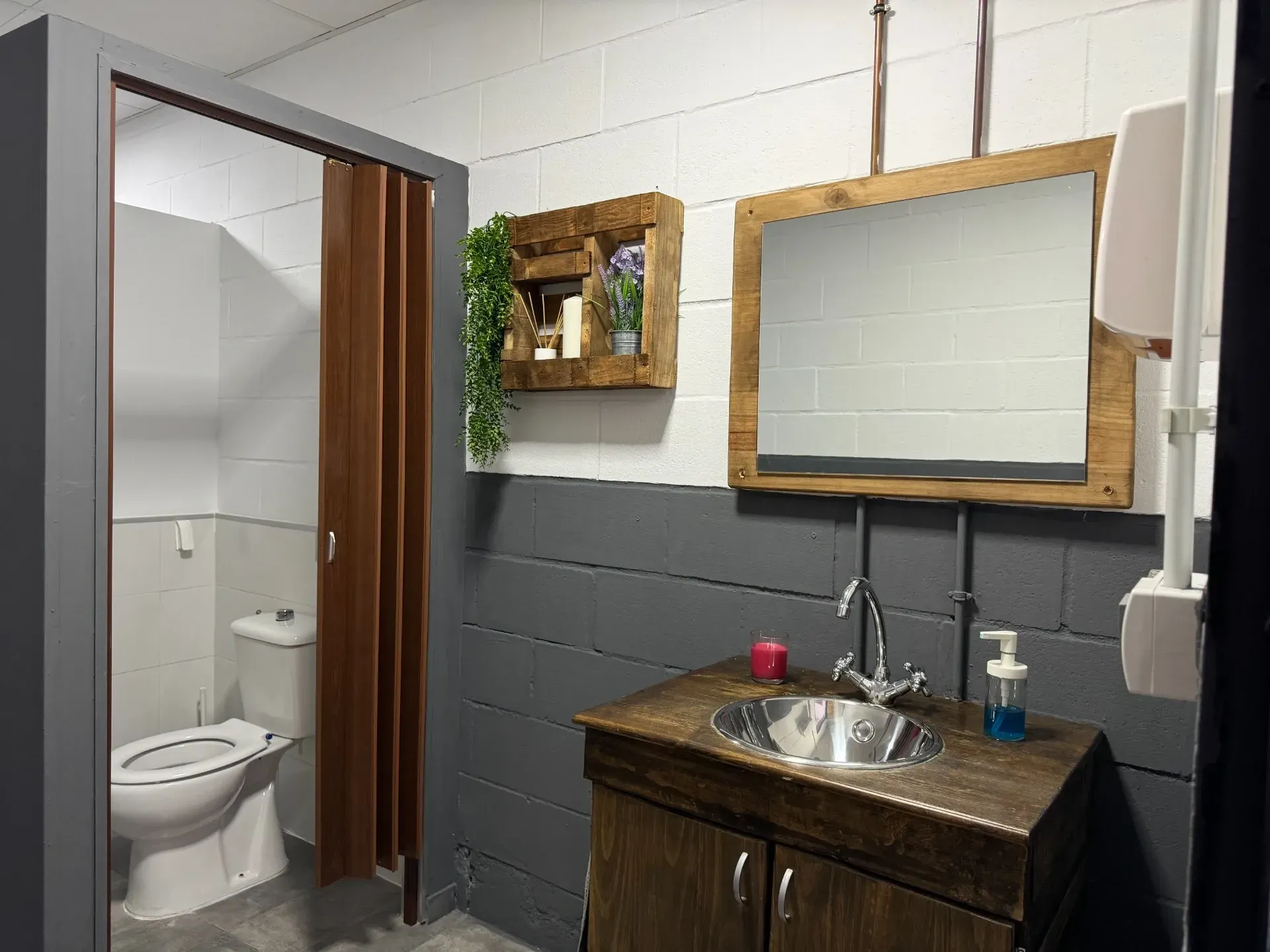 Un baño con lavabo, inodoro y espejo.