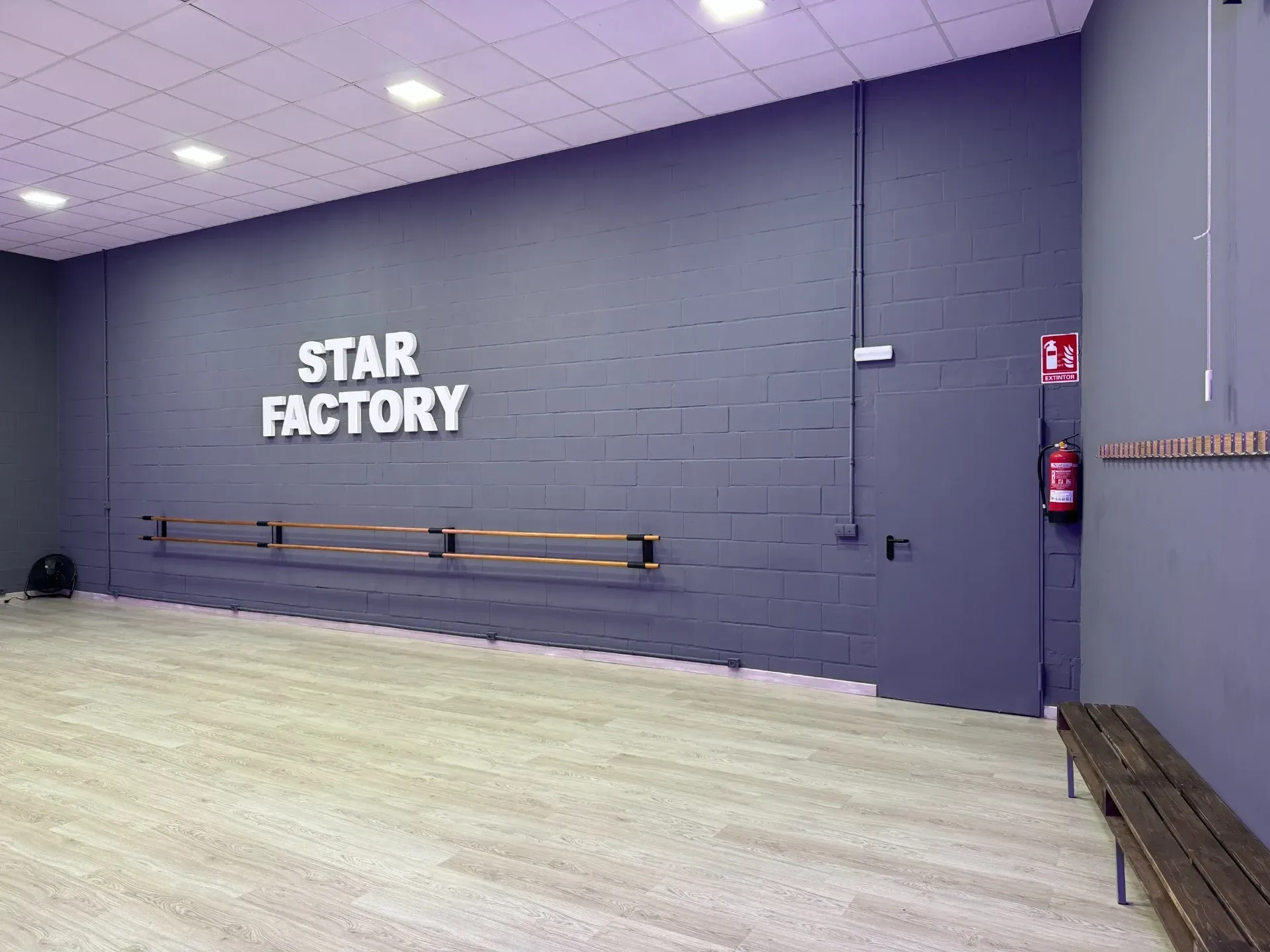 Hay un cartel en la pared que dice Fábrica de estrellas.