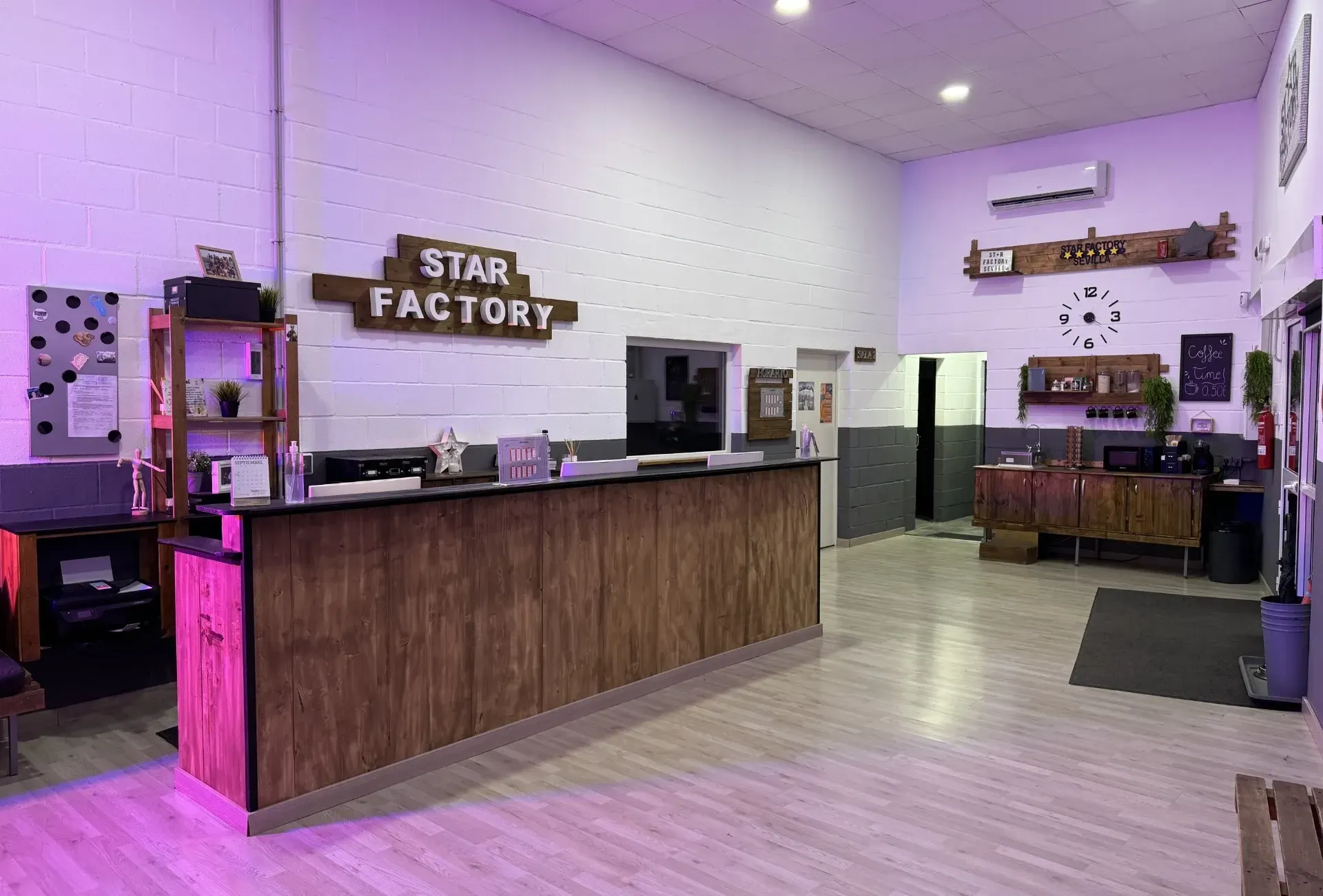 Una habitación grande con un mostrador de madera y un reloj en la pared.