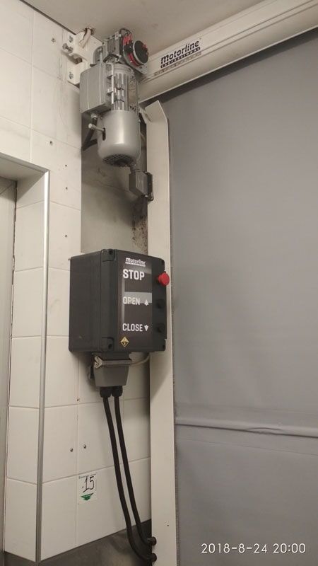 Painel de controle automático para porta deslizante com botão vermelho, montado na parede.