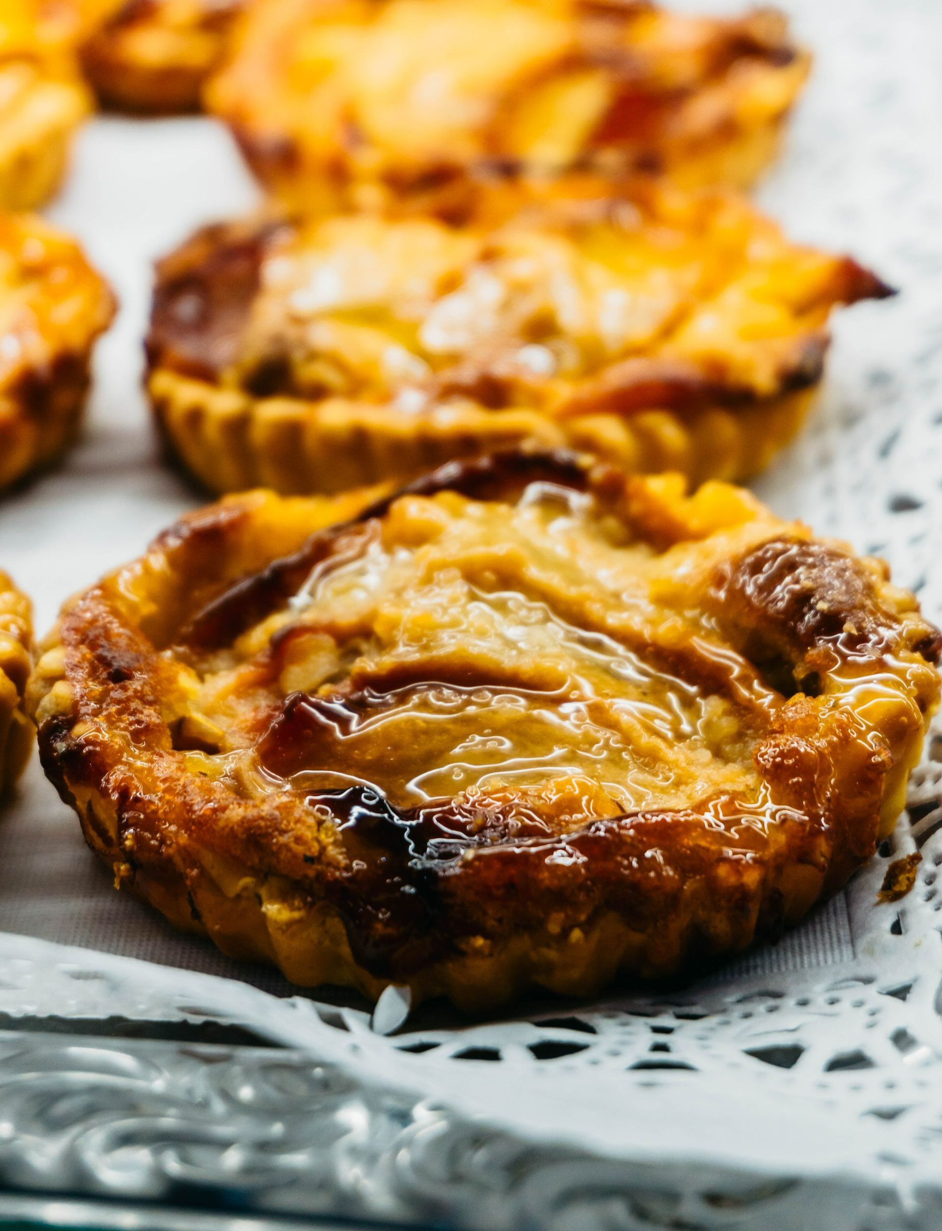 Tarte aux pommes caramélisée prête à être dégustée