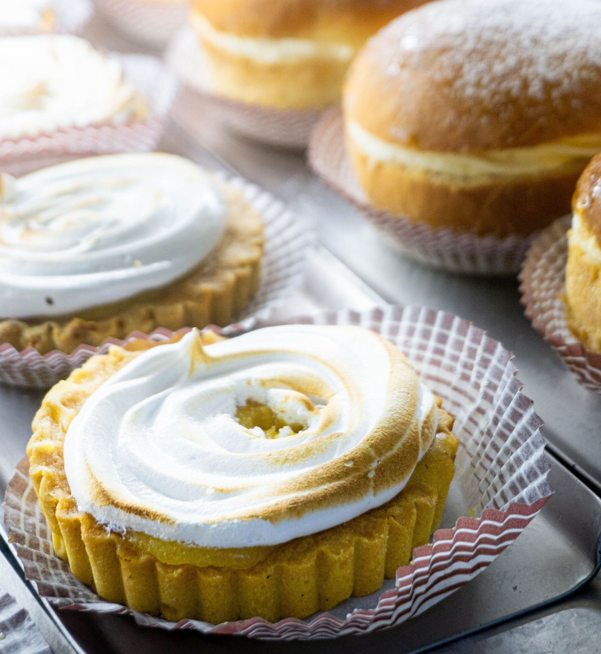 Tarte et pâtisseries garnies de crème