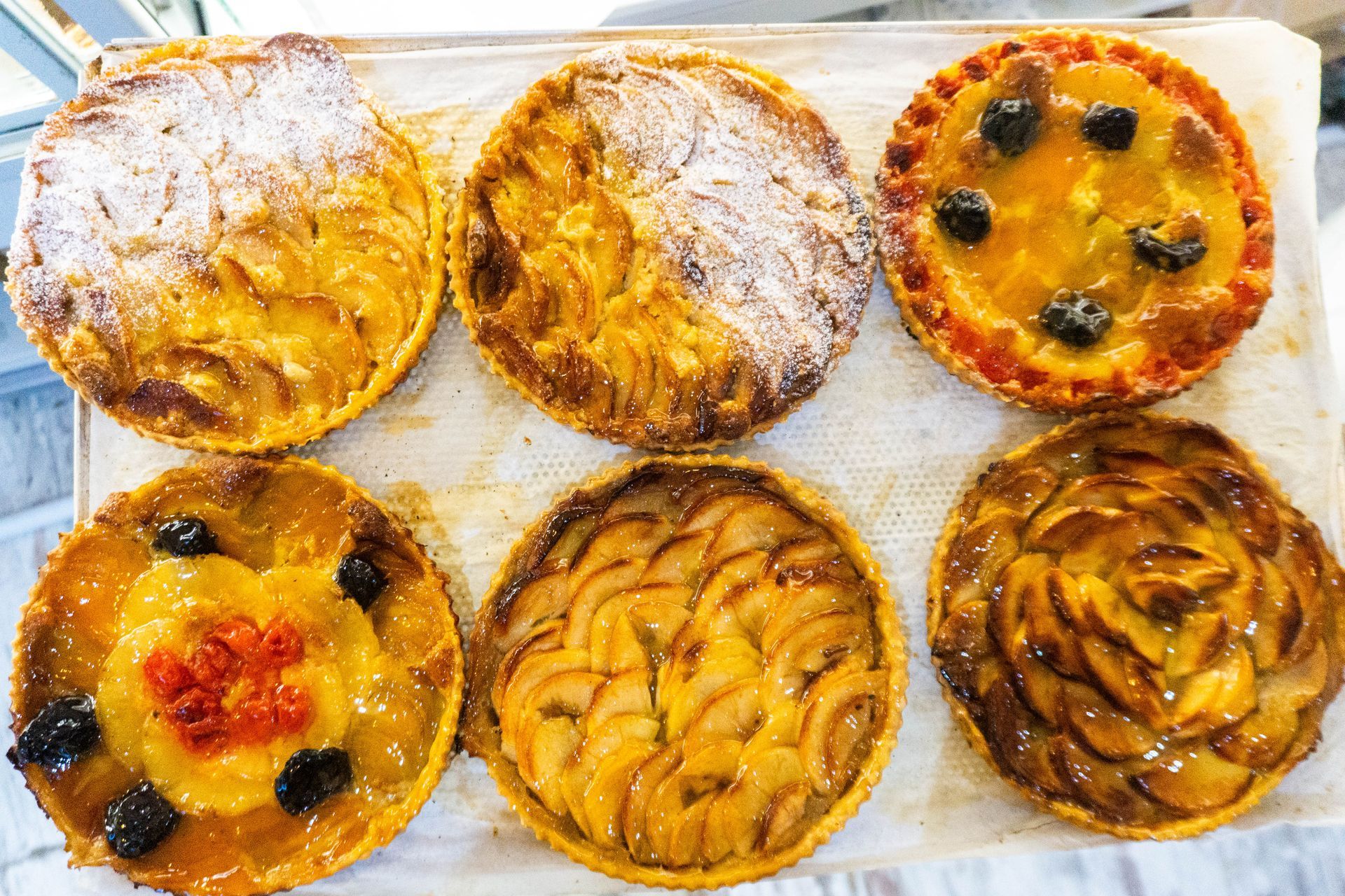 4 tartes aux fruits sur un plateau de cuisson