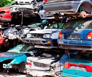 Una pila de coches destrozados se apilan uno encima del otro.