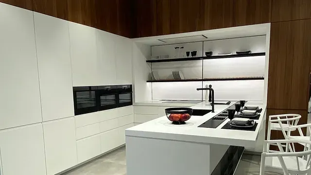 Cocina blanca moderna con isla, electrodomésticos negros y detalles de madera.