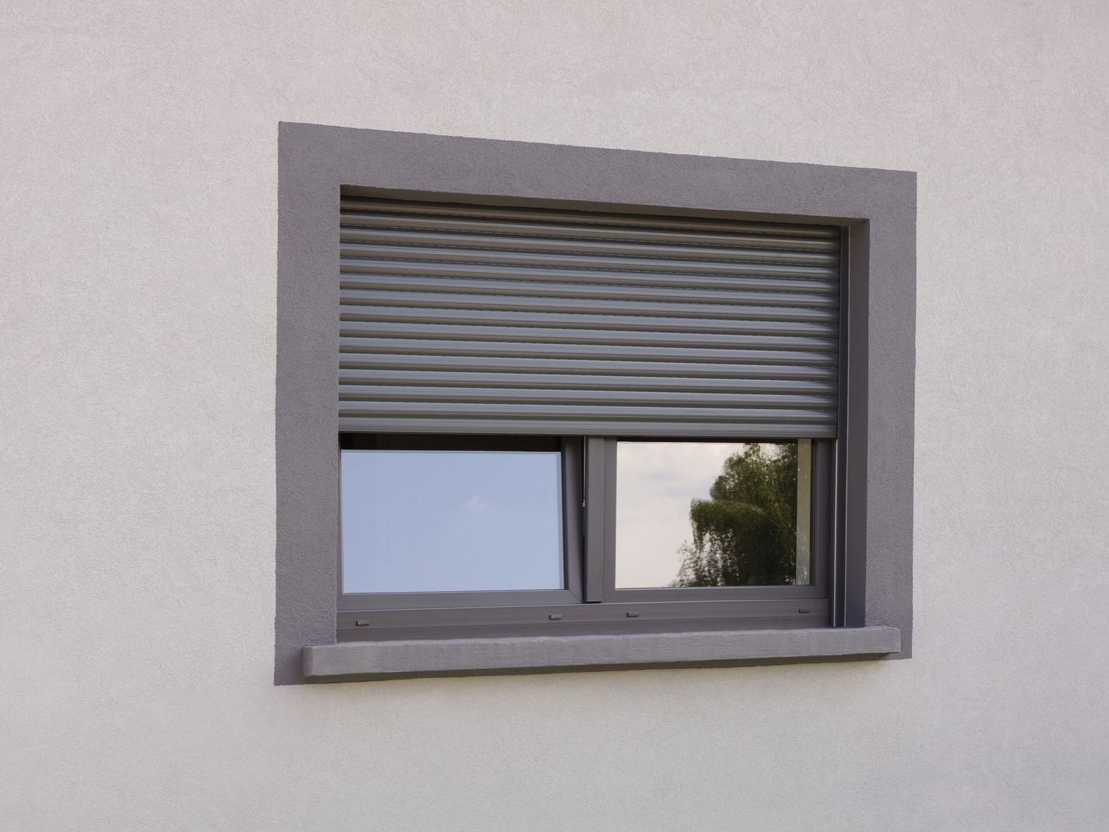 Un volet roulant gris foncé.