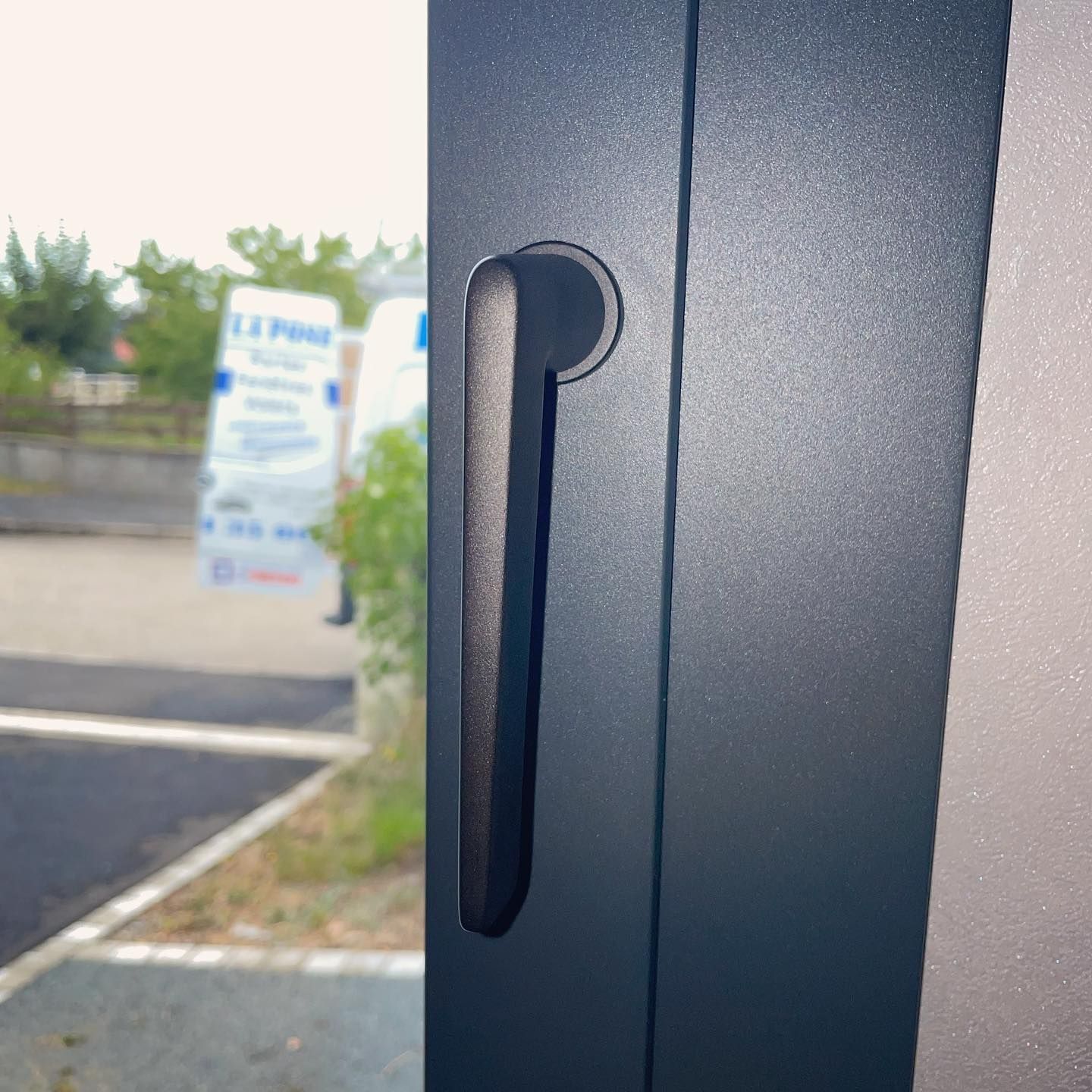 Gros plan sur une poignée de fenêtre moderne.