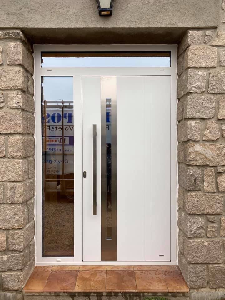 Une porte d'entrée blanche moderne avec un panneau vertical, une vitre latérale et une longue poignée.