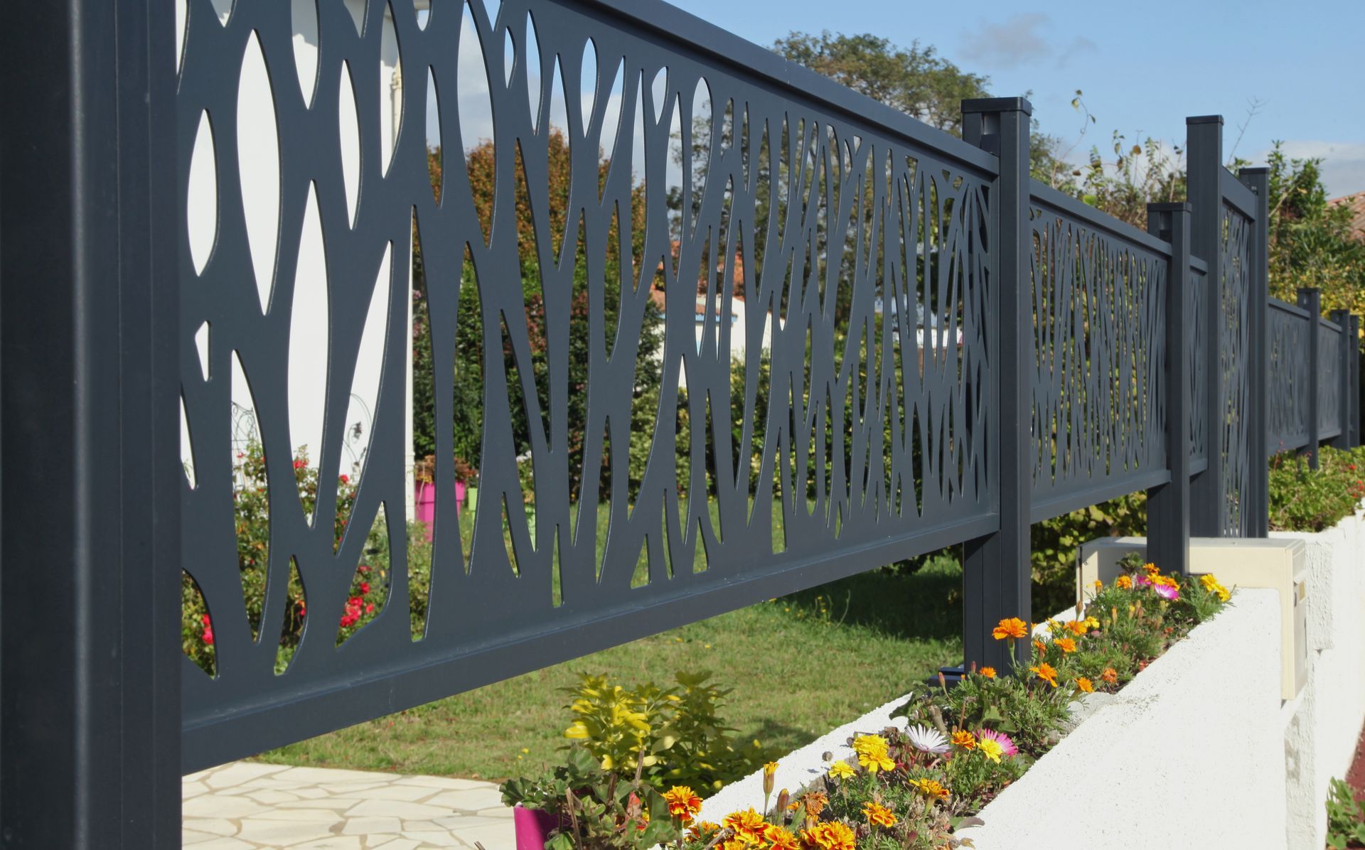 Image d'une clôture en aluminium avec des motifs

